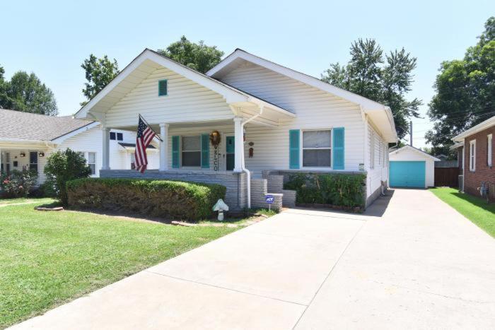 Entire Home*Cherry St*Food*Fun*Drinks*Shop* Tulsa Bagian luar foto